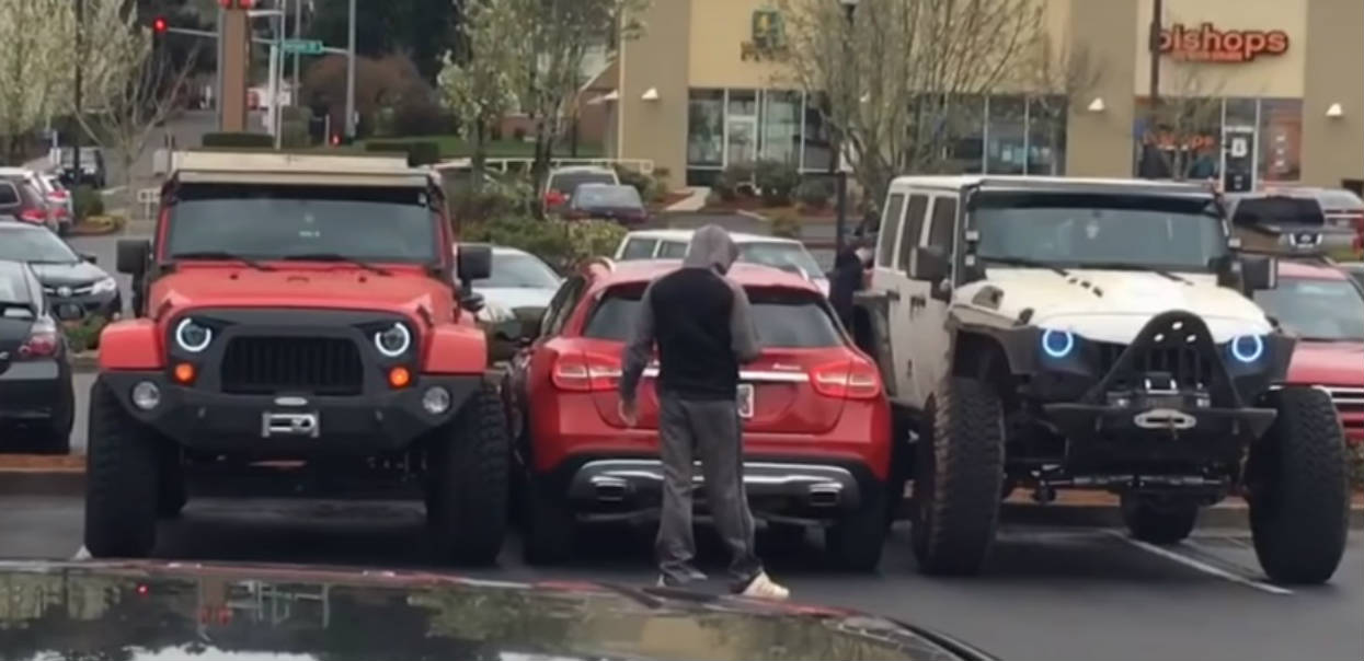 Zajął dwa miejsca na parkingu. Gdy wrócił po auto, doznał szoku