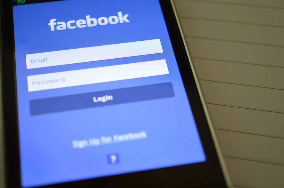 Facebook już nie ukrywa, że podsłuchuje swoich użytkowników