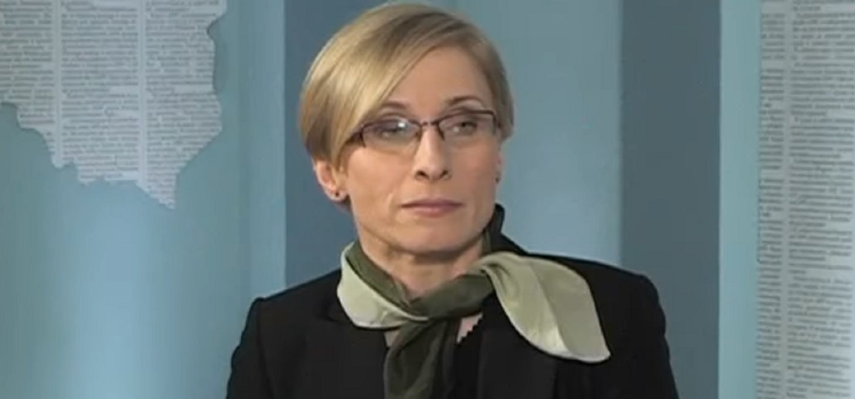 Wdowa smoleńska ma wielki żal do PiS-u. Teraz straci posadę
