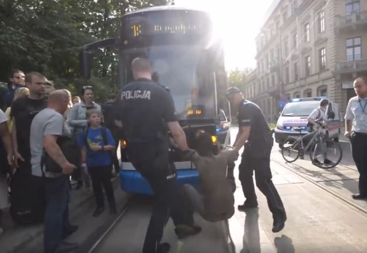Kraków: Czarnoskóry mężczyzna rozsiadł się na torach i zablokował ruch (video)