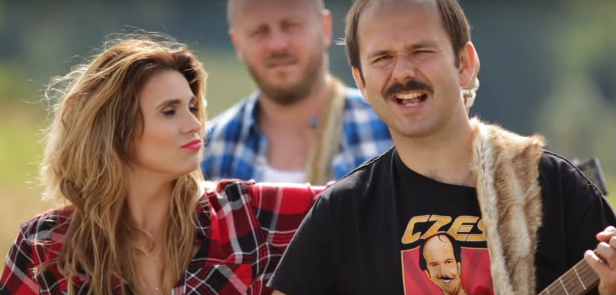 Wczoraj wypowiedział wojnę, dzisiaj przeszedł do natarcia. Król disco polo straszy Sławomira