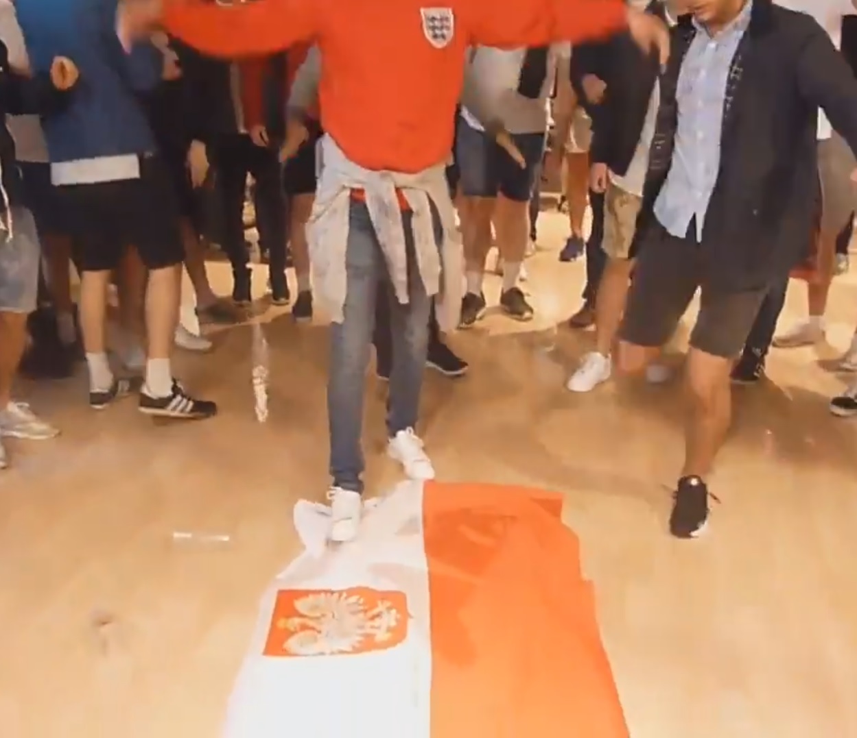 Skandal na EURO'16: Angielscy kibice depczą polską flagę (video)