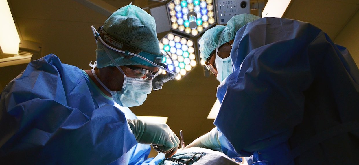 Ile zarabia neurochirurg w Warszawie? Lepiej sprowadzić się do stolicy