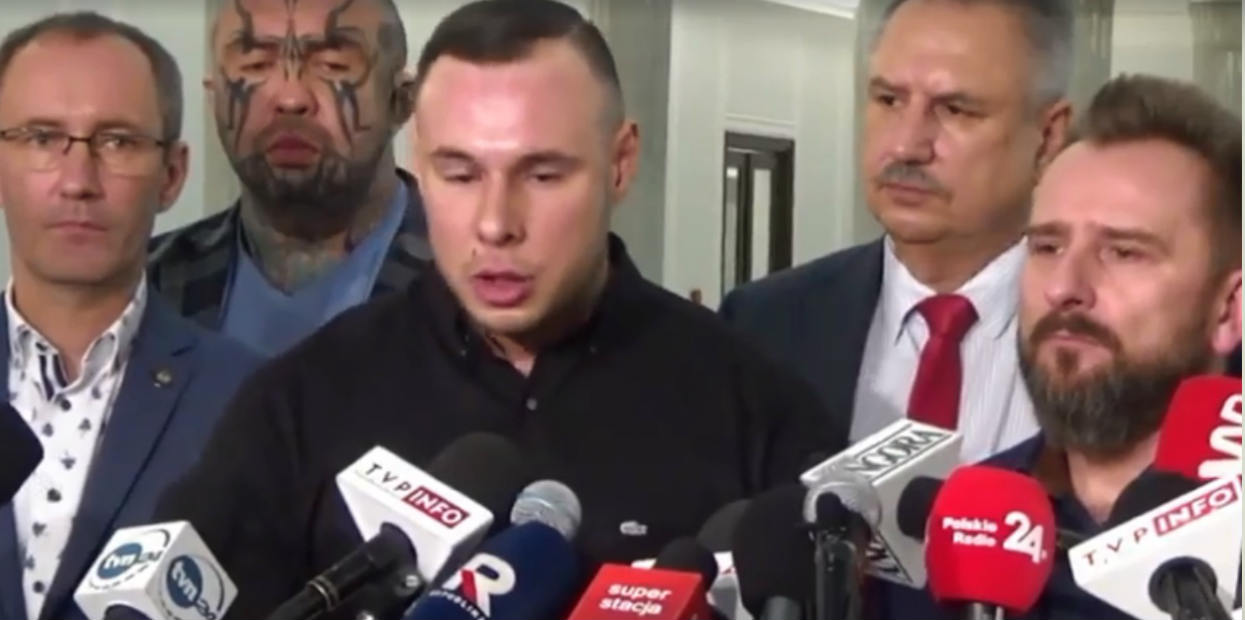 Różalski wparował do Sejmu. Wziął udział w konferencji prasowej