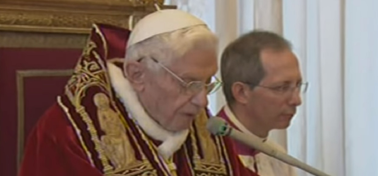 Słowa Benedykta XVI lekceważone przez polskich księży! Oburzająca treść podręcznika do religii