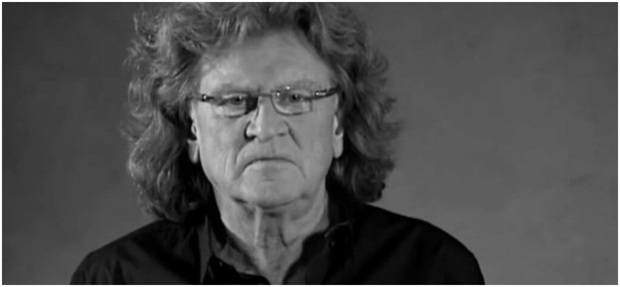 Tak Wodecki zachował się na cmentarzu. Artystka przerywa milczenie