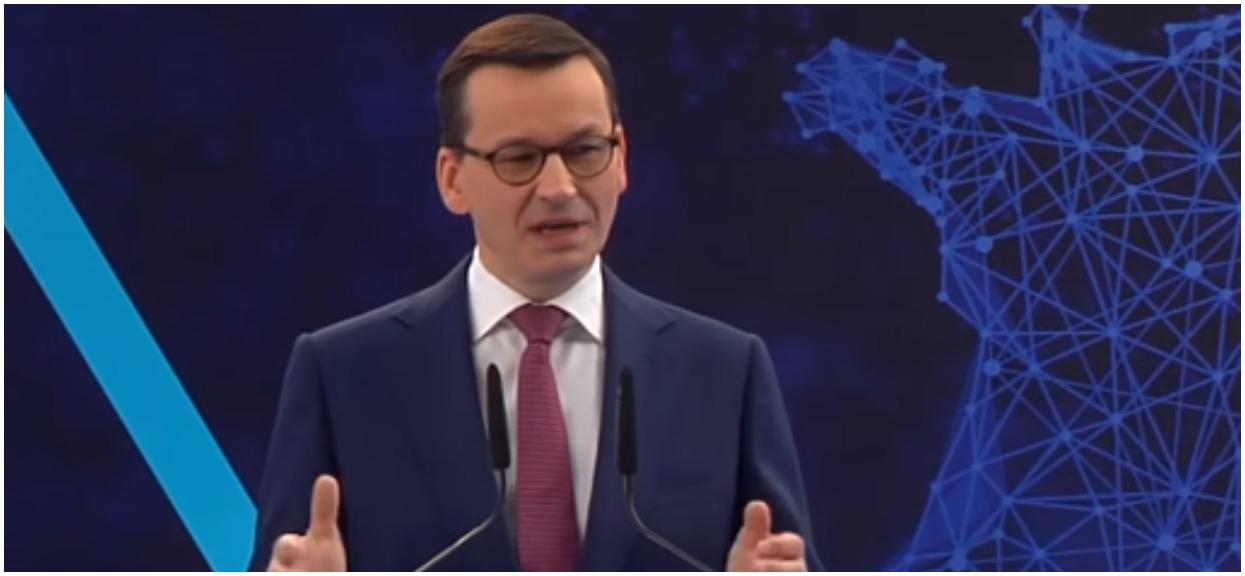 Morawiecki wypuścił spot z okazji Dnia Sołtysa. "Kiełbasa wyborcza kiepskiej jakości"