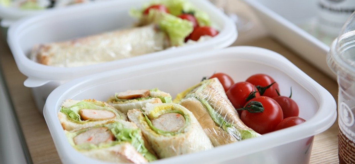 Dieta pudełkowa najszybszym sposobem na odchudzanie? Kosztowna moda dla leniwych