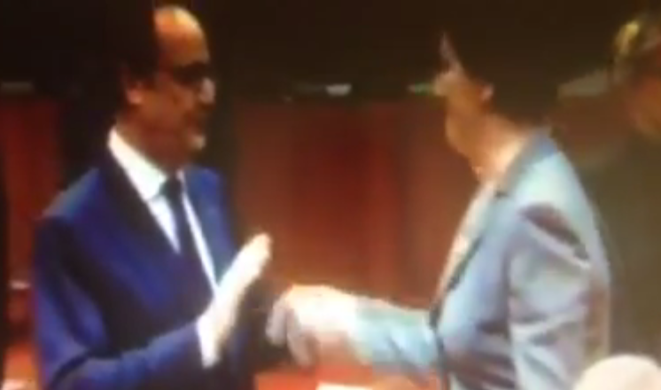 Wpadka Kopacz, zaczęła całować Hollande'a, a on ją odtrącił (VIDEO)