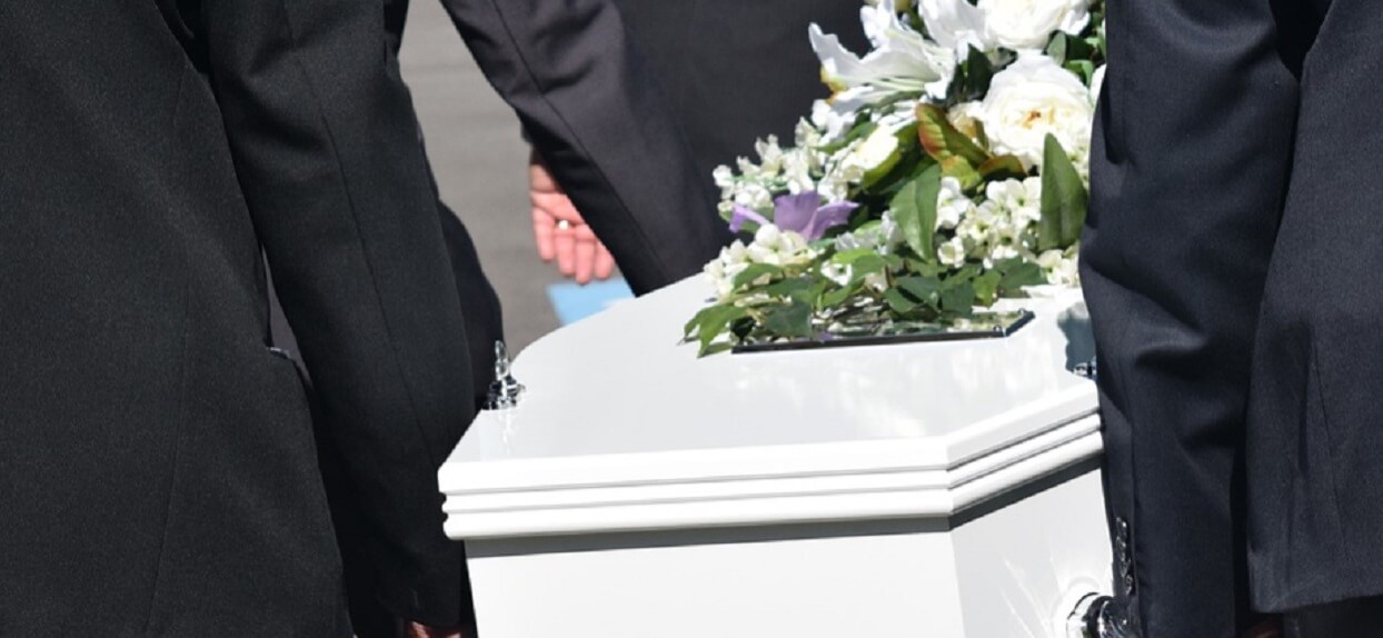 Nie żyje małe dziecko. Dorosły mężczyzna usiadł na nim "za karę"
