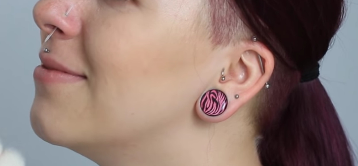 Okropna moda dotarła do Polski. Piercing zamiast pierścionka zaręczynowego