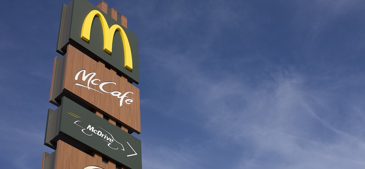 Ile zarabia się w McDonaldzie? Popularny fast-food kusi ofertami
