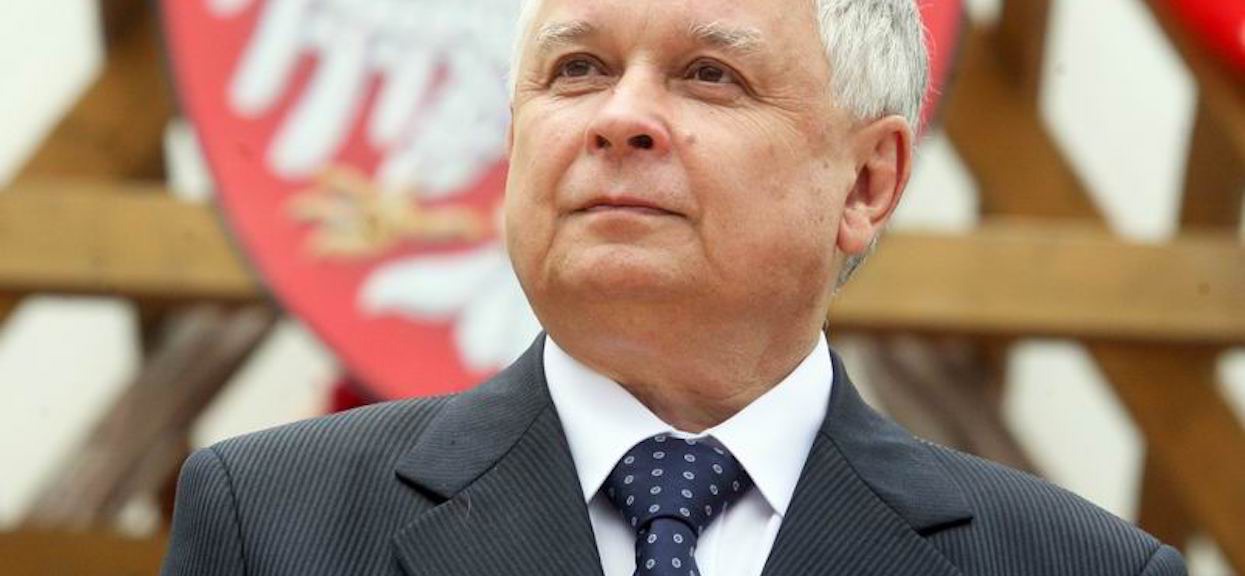 Nie da się na to patrzeć. Kompromitująca wpadka z tablicą Kaczyńskiego