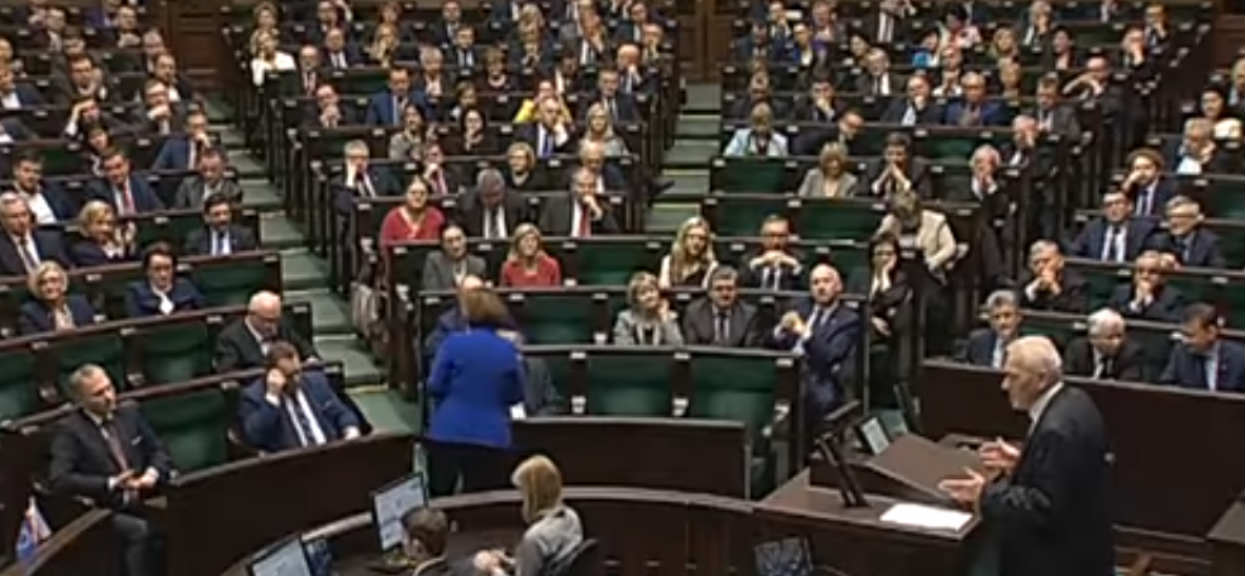"Zabierzcie 500 plus i dajcie podwyżki nauczycielom". Morawiecki napuszcza rodziców na nauczycieli?