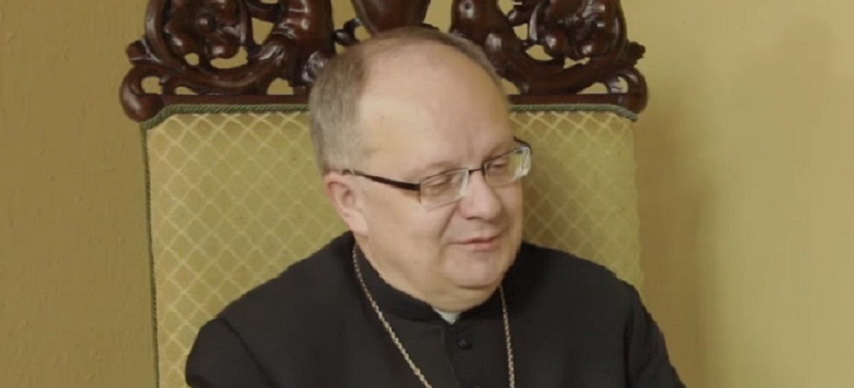 "Z całego serca przepraszam". Pierwszy polski biskup prosi o wybaczenie za pedofilię w Kościele