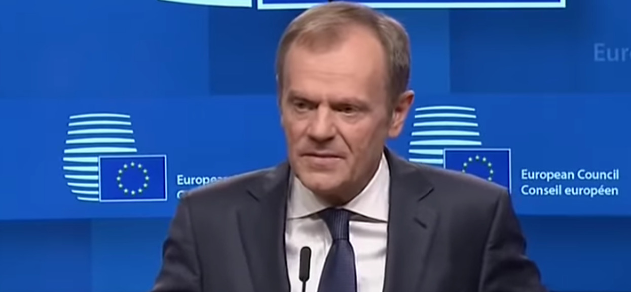 Tusk żartuje na konferencji. "Według naszego papieża, piekło jest wciąż puste"