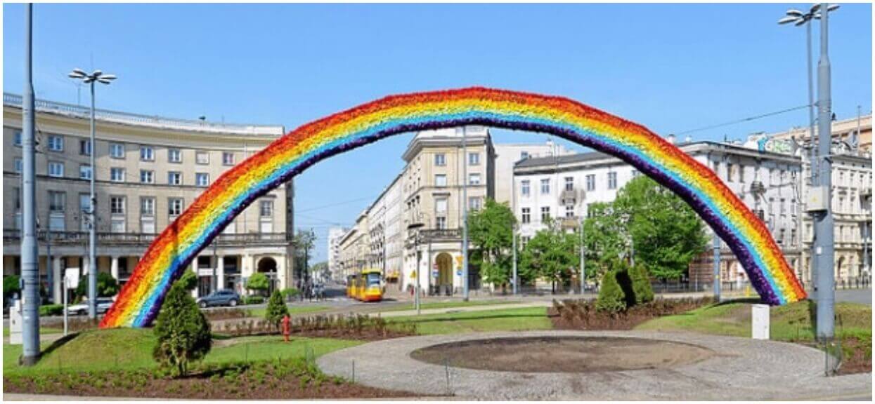 Przed Pałacem Prezydenckim pojawiła się tęcza! Będzie awantura?