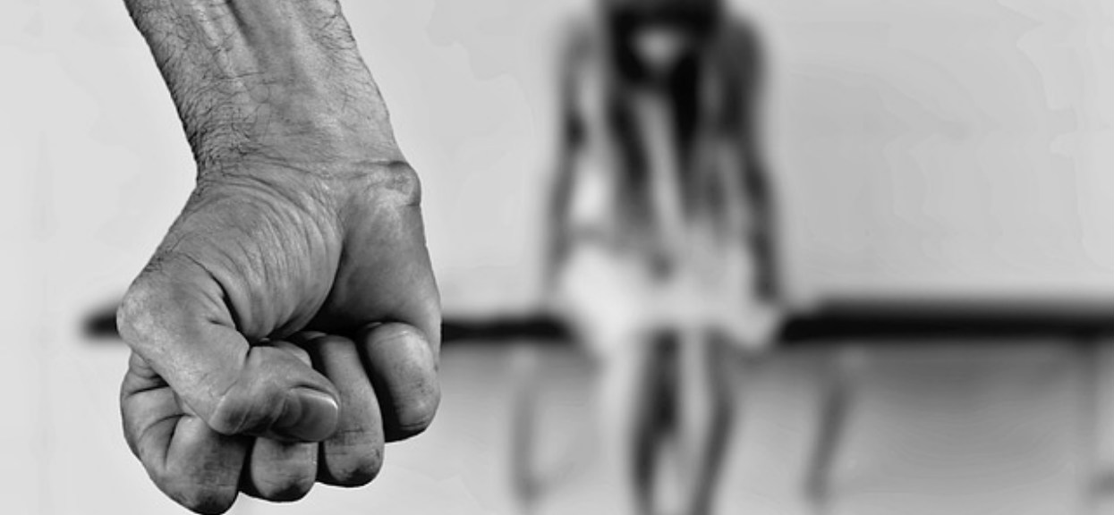 Dentysta dopuścił się brutalnego gwałtu. Wciąż jest na wolności, a ofiary boją się wyjść z domu