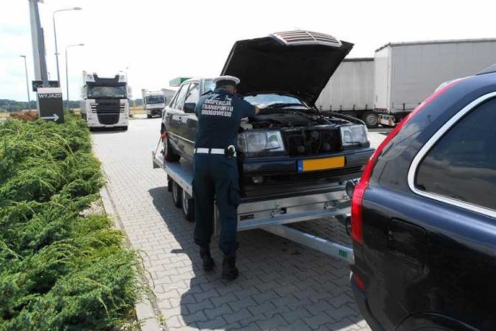 Polski złodziej wiózł kradzione Volvo ciągnące na kradzionej lawecie kradzionego Mercedesa