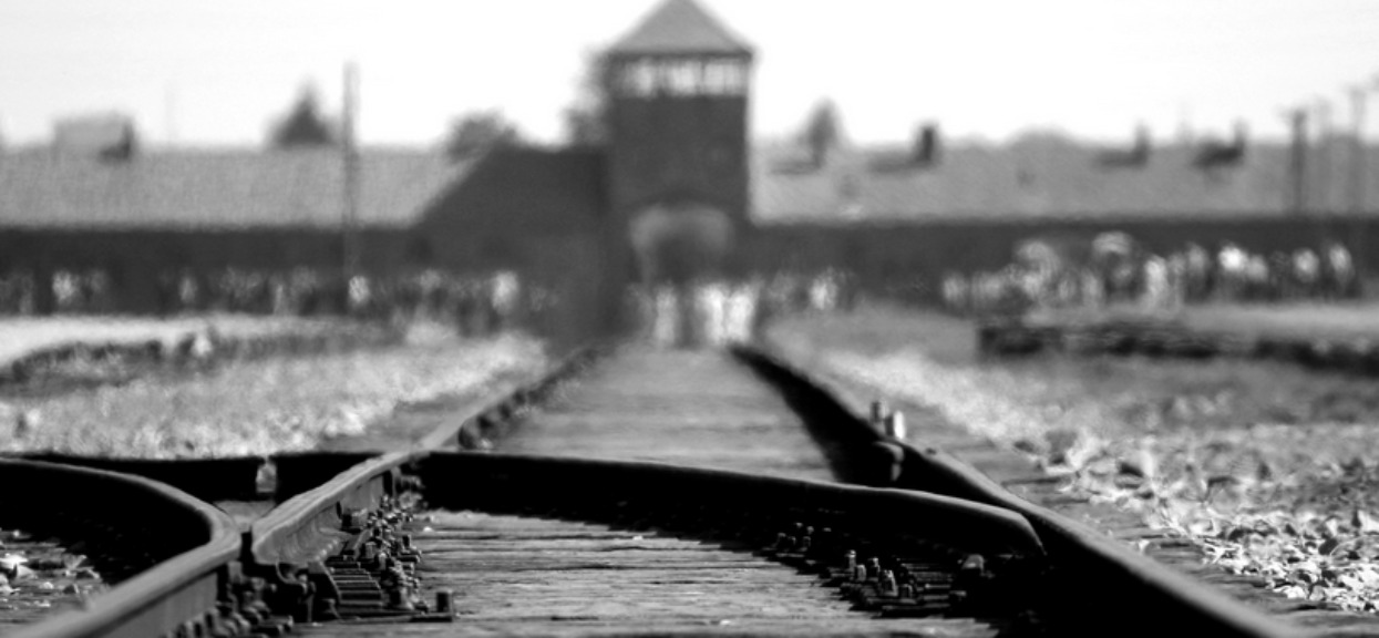Pojechali do Auschwitz. Zaczęli pozować i robić sobie "zabawne" fotki