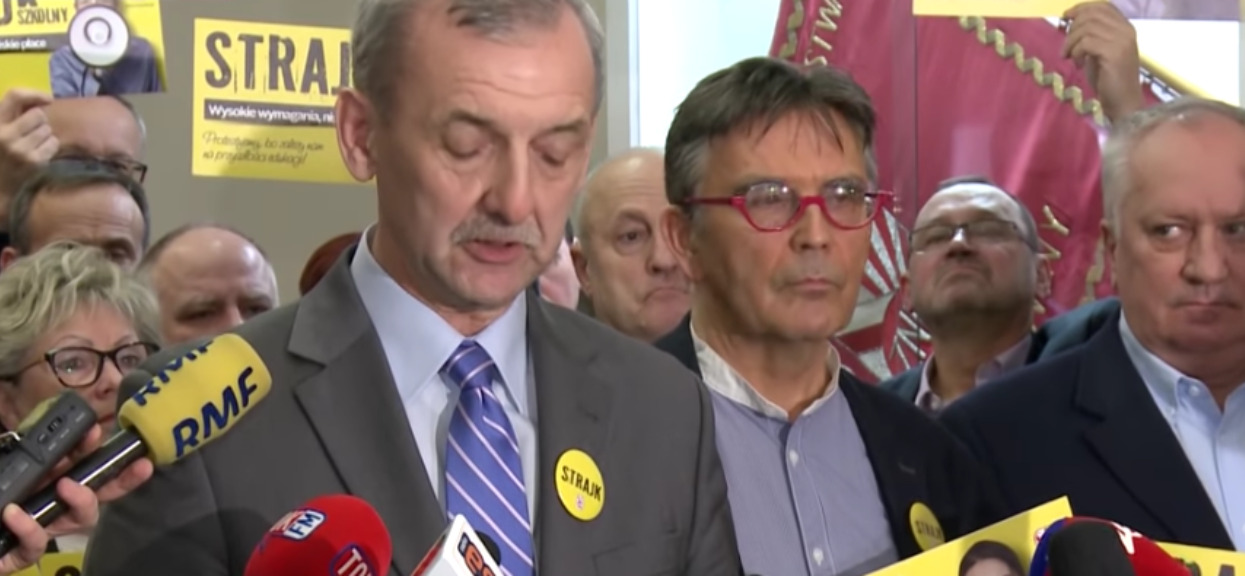 Czy nauczyciele powinni strajkować w trakcie egzaminów? Wyniki sondażu dają do myślenia