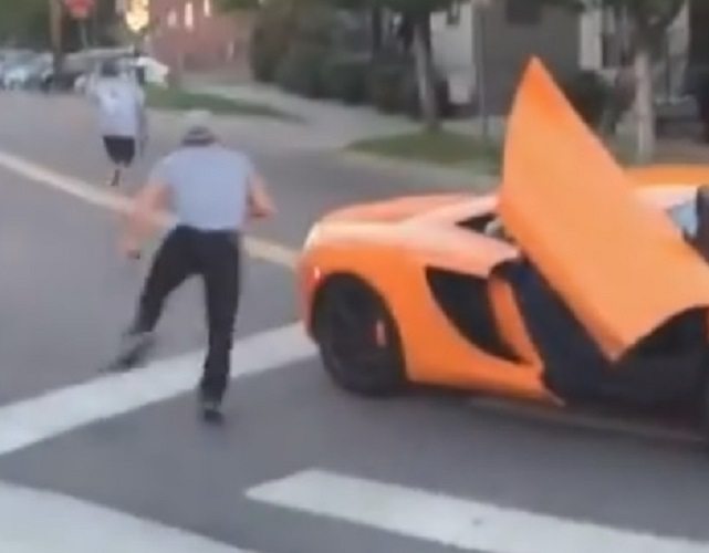 Nastolatek deskorolką zniszczył auto warte 1 mln zł. Wściekły właściciel ruszył w pogoń (video)