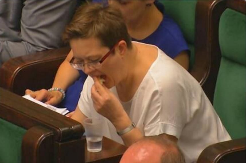 Będą memy? Posłanki .Nowoczesnej zajadają w Sejmie jak Pawłowicz (video)