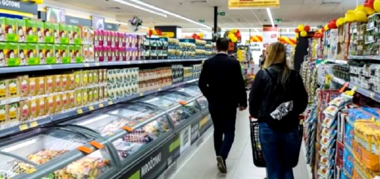 Rakotwórcza substancja w popularnych napojach z Biedronki i Lidla. Lepiej wyrzućcie je do śmieci