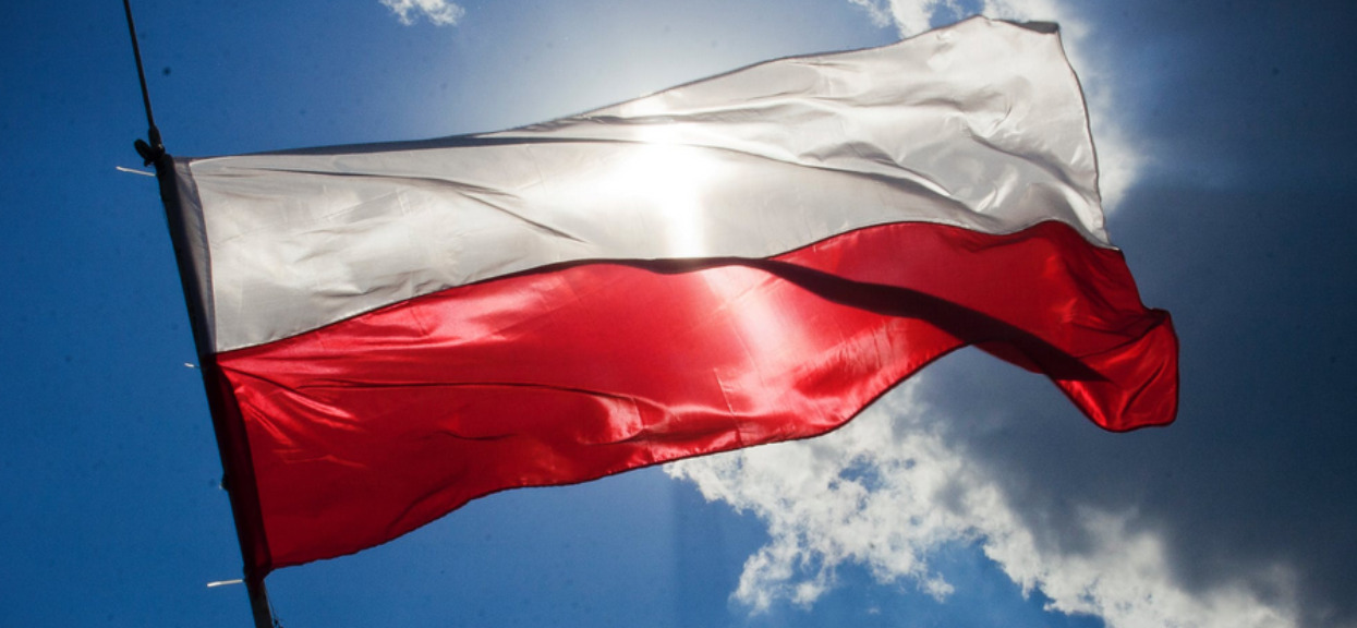 Zmienią czerwień na polskiej fladze? Tego jeszcze nie było