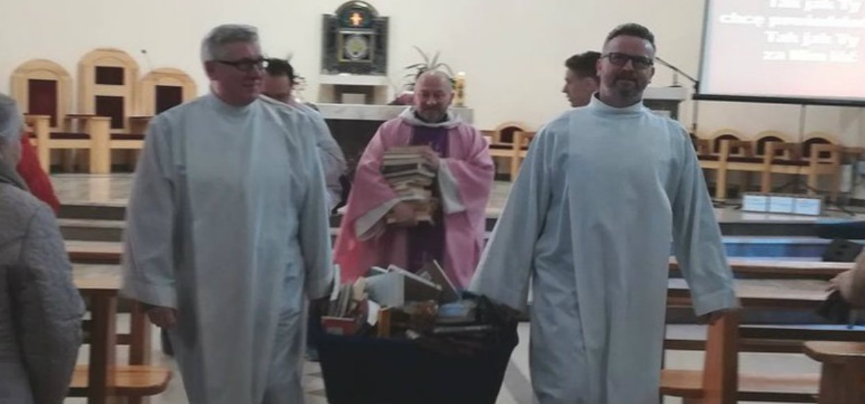 Przed kościołem spalili książki, w tym "Harry'ego Pottera". Kuriozalne tłumaczenie księdza