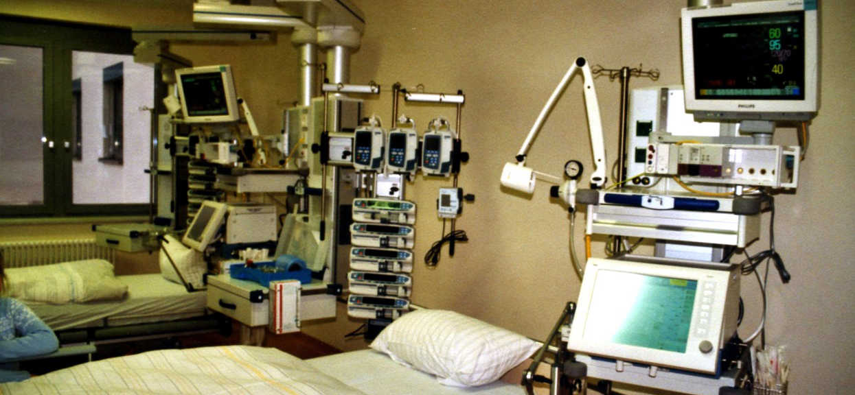 Makabryczna sytuacja w polskim szpitalu. Zmusili pacjenta do jedzenia w otoczeniu zwłok