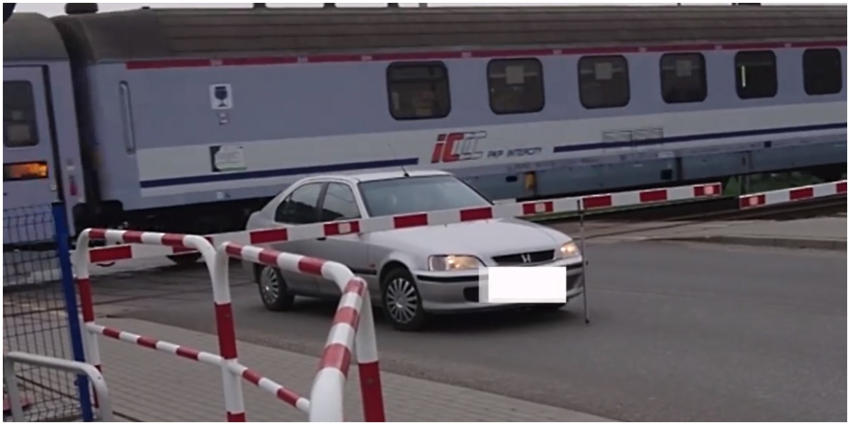 Samochód utknął na torach, w foteliku siedziało dziecko. Pociąg był coraz bliżej