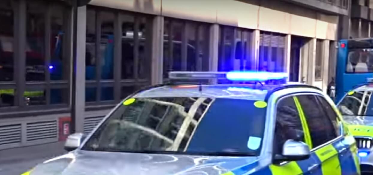 Oddali 80 strzałów w samochód, którym znany muzyk jechał z rodziną. Straszna śmierć na oczach dzieci