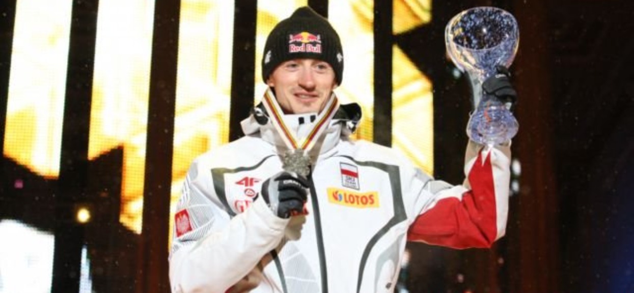 Gdzie Adam Małysz po raz pierwszy stanął na podium Pucharu Świata?