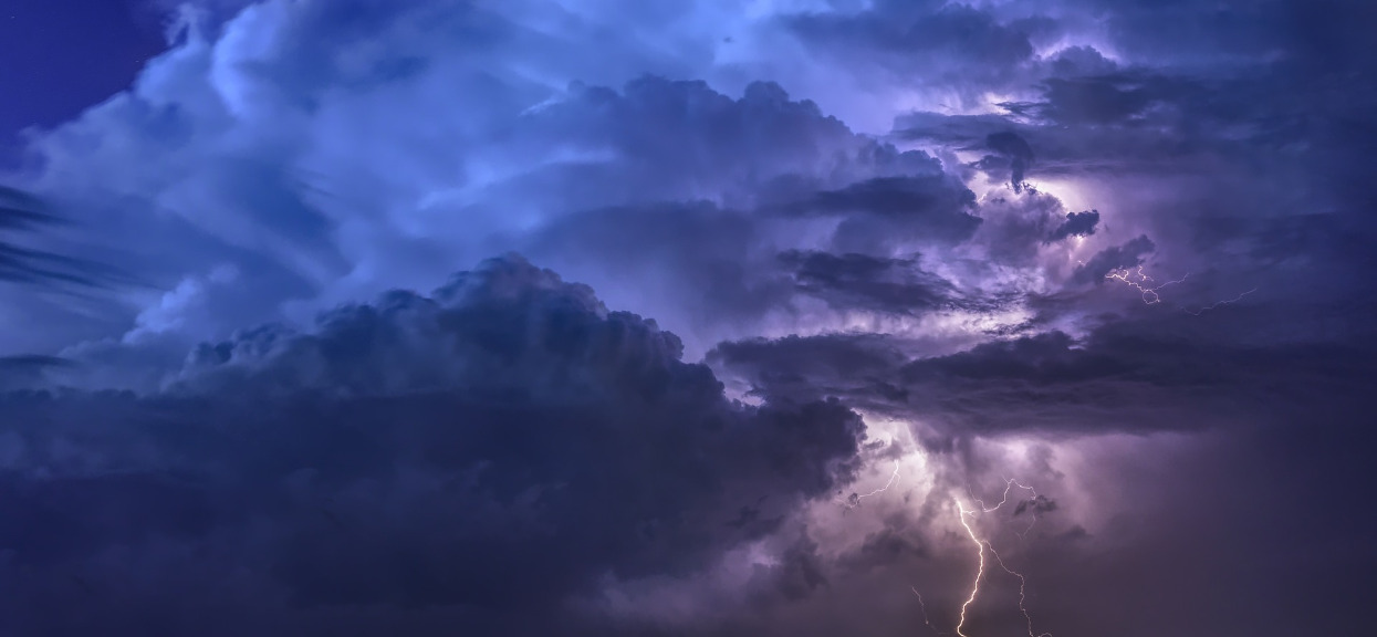 Służby meteo wydały niepokojące ostrzeżenia dla kilku województw. W nocy mieszkańcy muszą uważać