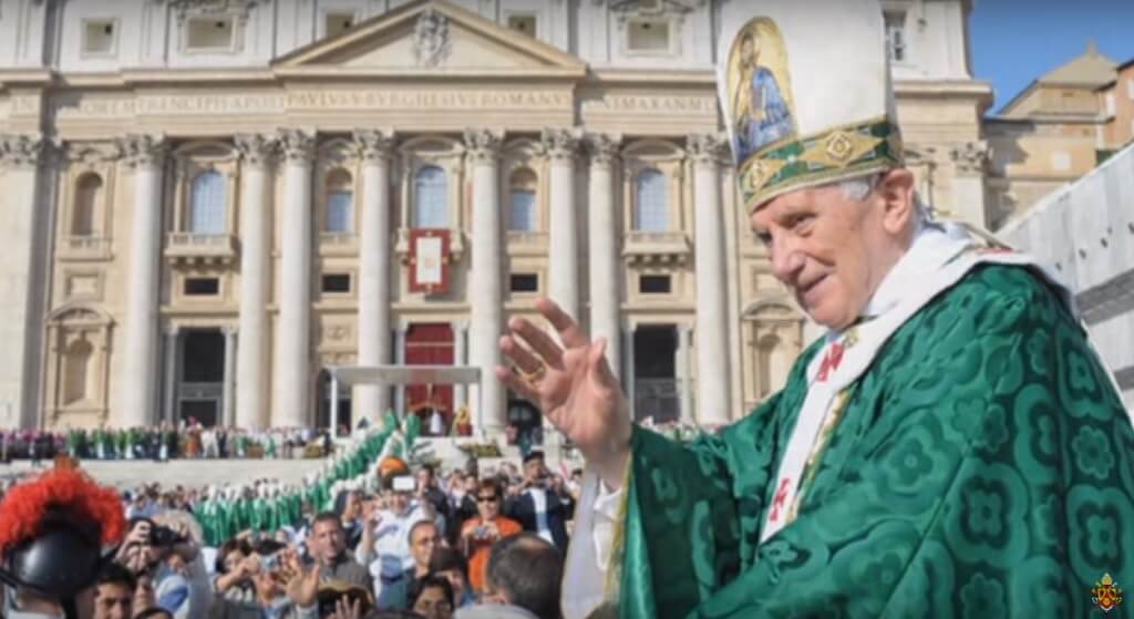 Poruszenie w Watykanie. Emerytowany Benedykt XVI przerywa milczenie ws. pedofilii w Kościele