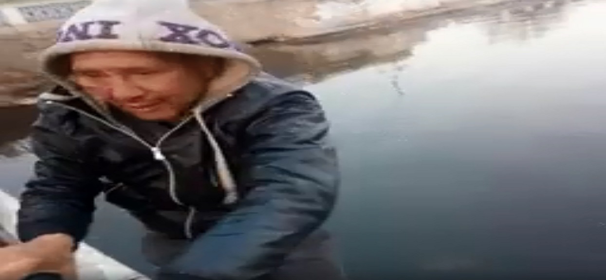 Bezdomny 48 latek zrzucony z mostu. Nawet policjanci byli przerażeni (NAGRANIE)