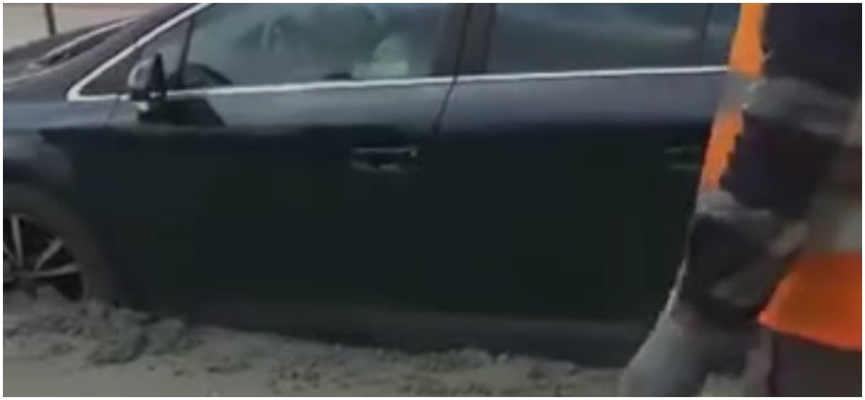 Nagranie z Sosnowca podbija sieć. Kobieta wjechała w świeżo wylany beton