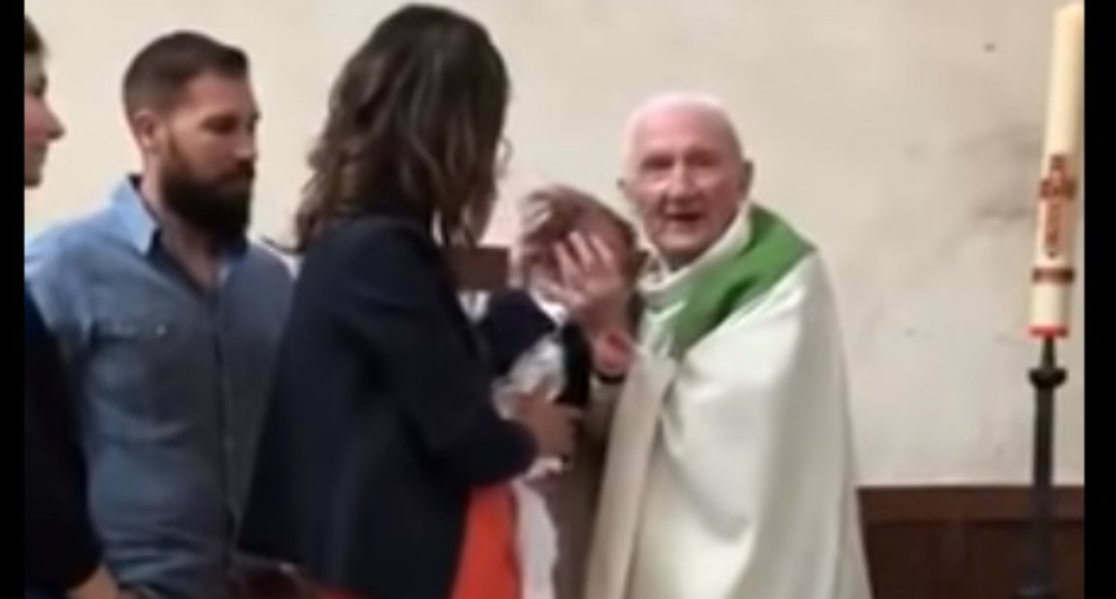 Ksiądz uderzył płaczące dziecko podczas chrztu. Rodzice w panice wyrywali niemowlę z rąk duchownego
