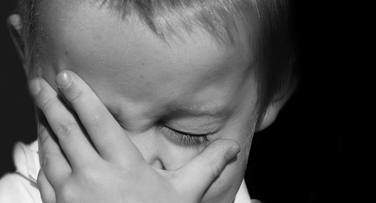 Tragedia. Młodszy braciszek zabił 6-letnią siostrzyczkę na oczach matki