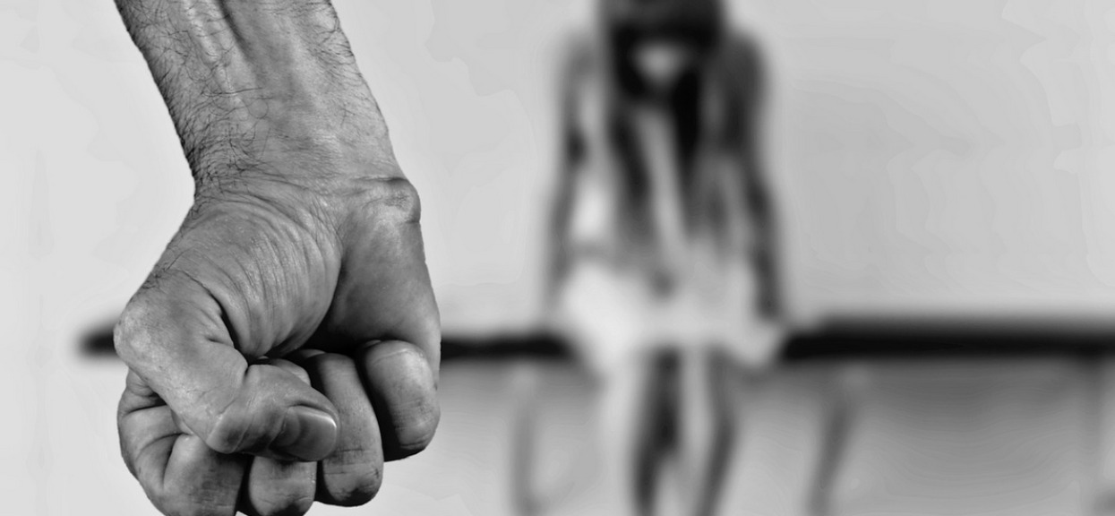 Dziadek pedofil zrobił wnuczce aborcję wieszakiem. Horror jakiego nie widział świat