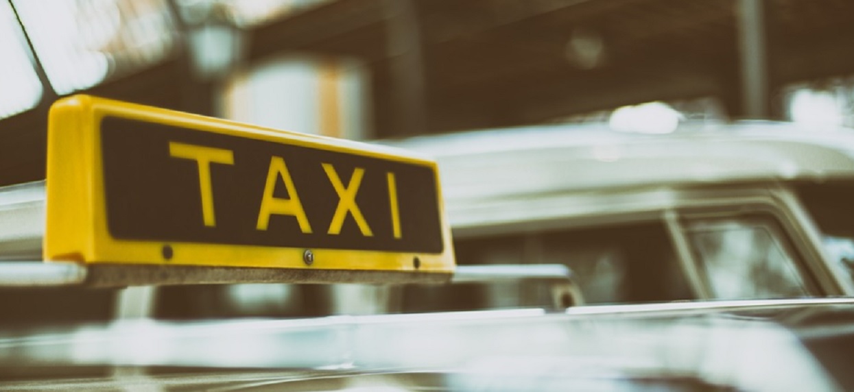 Podłe. Taksówkarz chce zakazać Ubera, bo przez niego w Polsce "przybywa ciemnoskórych"