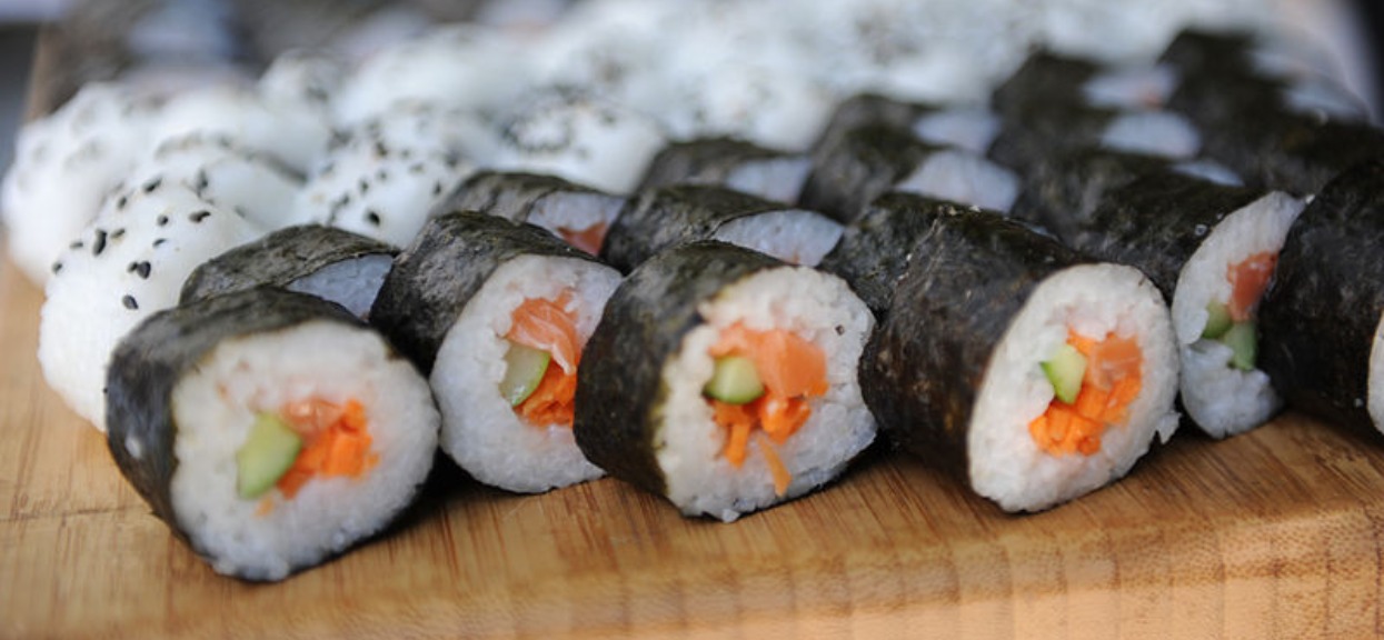 Jak zrobić sushi? Prosty przepis, z którym każdy sobie poradzi