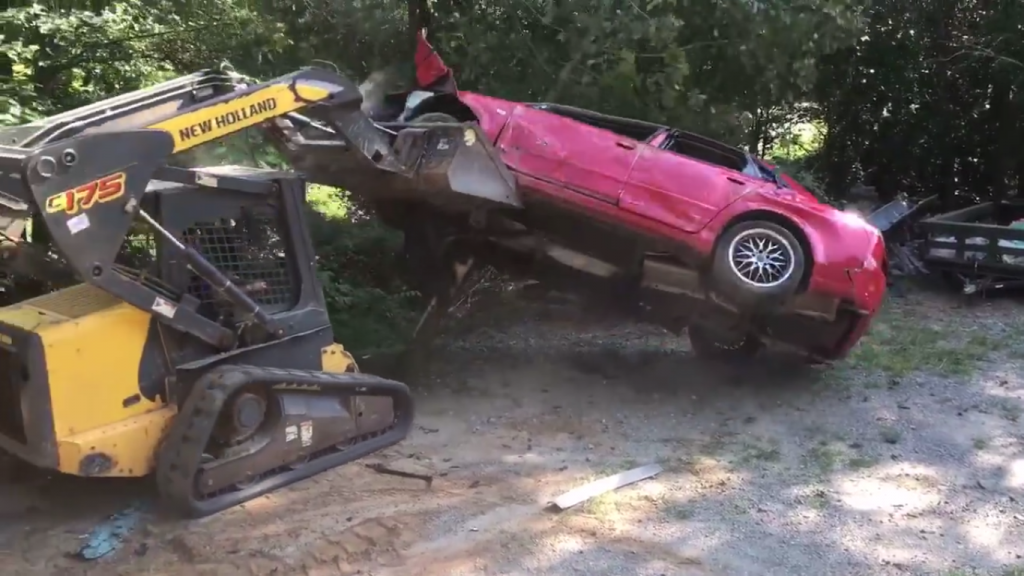 USA: Rozwścieczony ojciec zniszczył córce auto, bo zabawiała się w nim z chłopakiem (video)