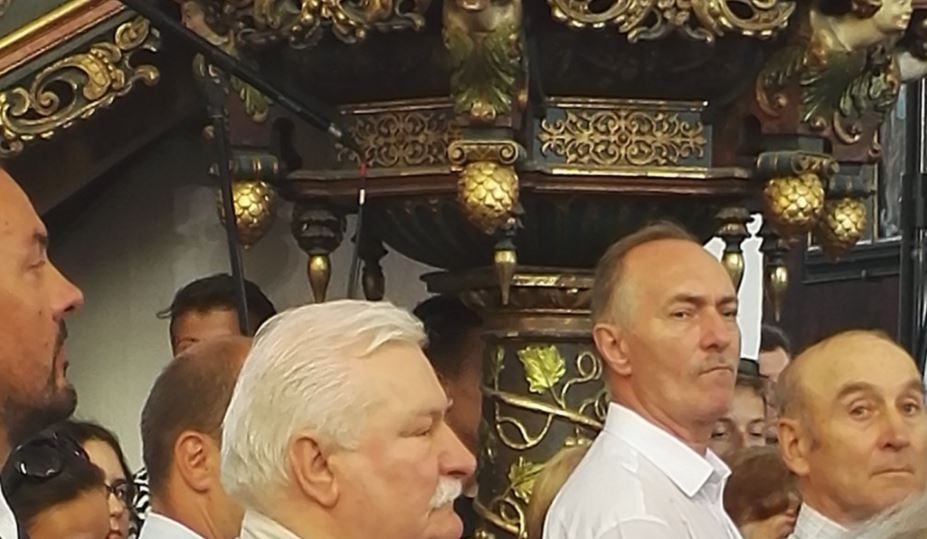 Nietypowy strój Lecha Wałęsy na pogrzebie Inki zadziwił internautów