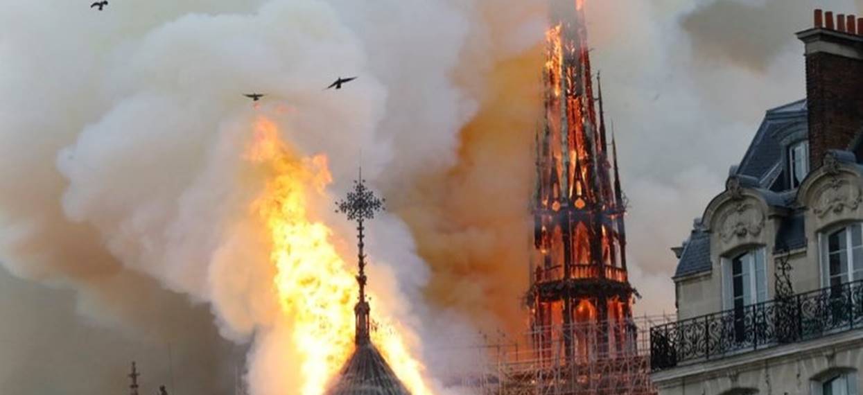 Straszna wiadomość. Podano wstępną przyczynę pożaru katedry Notre Dame, zabytek pali się na naszych oczach