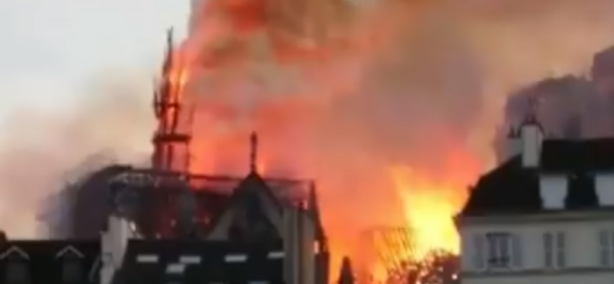 Wstrząsające słowa strażaków gaszących katedrę Notre Dame. Dramat trwa