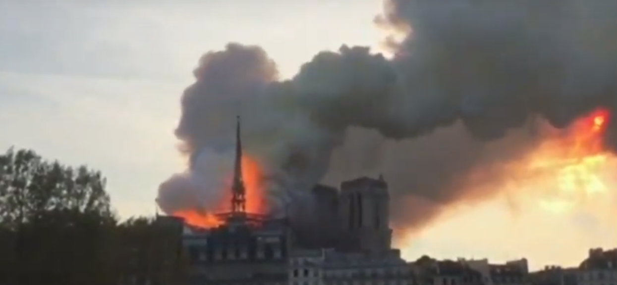 Pierwsze zdjęcia płonącego środka Notre Dame. Widok jest przytłaczający