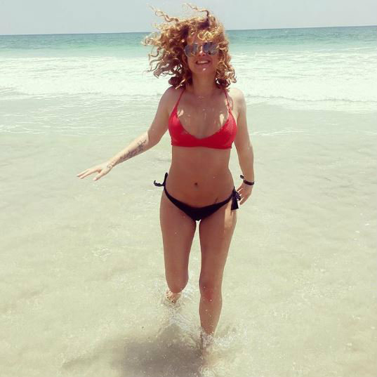 Kaja Paschalska pręży się w skąpym bikini. Nie jest już grzeczną, małą Olą Lubicz, którą pamiętamy z Klanu
