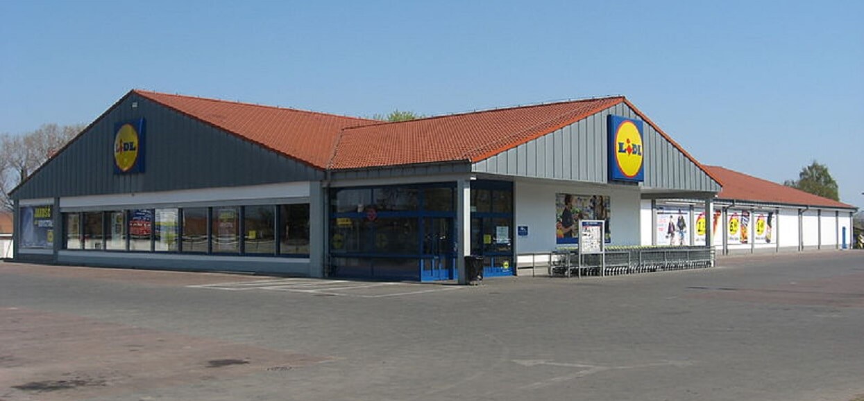 Wielkanocne promocje zwaliły nas z nóg. Lidl i Biedronka zażarcie walczą o klientów